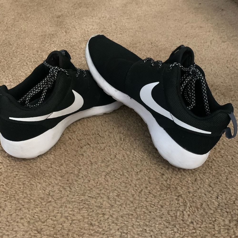 Nike Roshe black and white